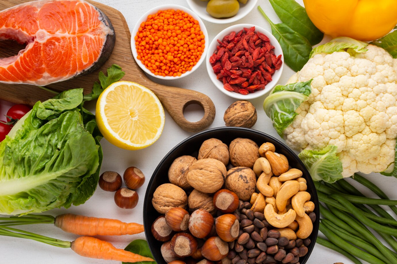 Rau xanh, trái cây và thực phẩm giàu vitamin B giúp phòng ngừa viêm da cơ địa khi trời lạnh 