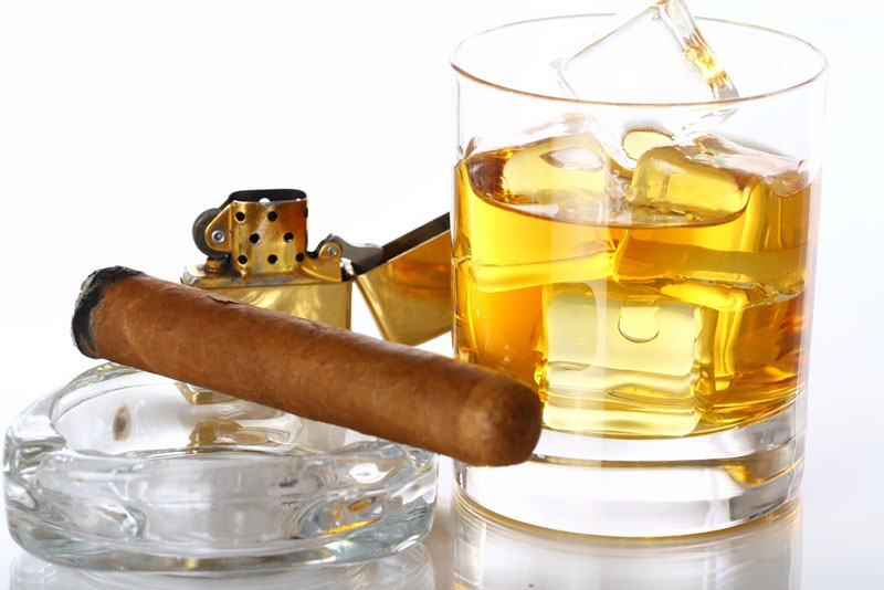 Lạm dụng rượu bia, thuốc lá có thể là nguyên nhân dẫn đến ung thư vòm họng