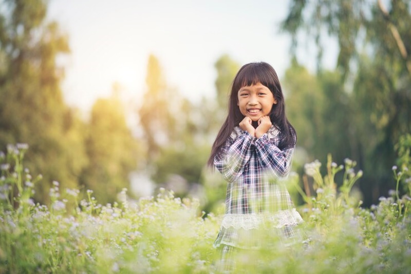 Mẹ nên quan tâm và chia sẻ với con nhiều hơn khi trẻ có kinh nguyệt sớm