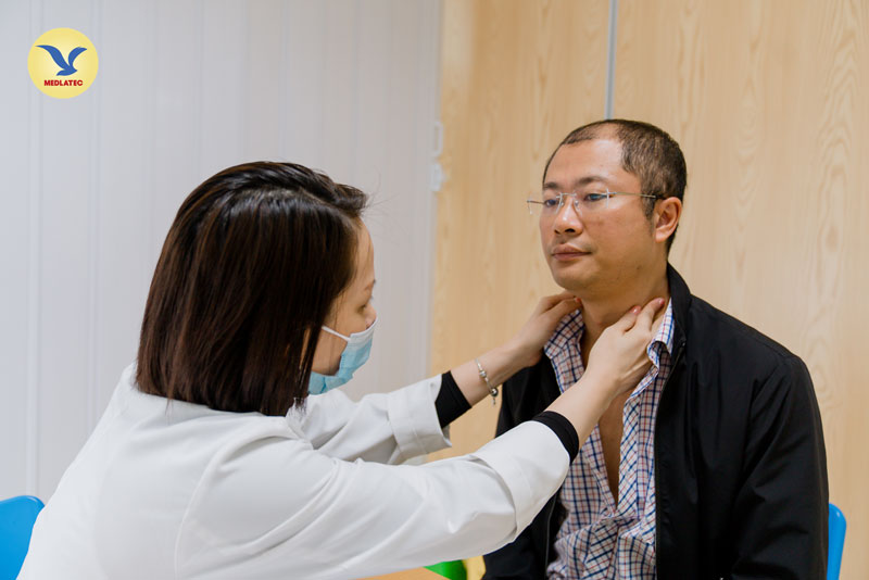 Bác sĩ kiểm tra vùng cổ của bệnh nhân 