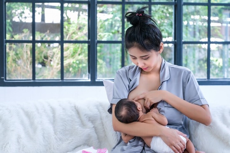 Các bà mẹ nên cho con bú nhiều hơn để phòng tránh tình trạng mất nước