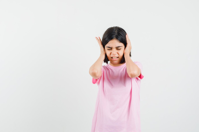 Trẻ em bị viêm tai giữa thường bị đau tai kèm đau đầu