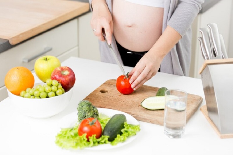 3 tháng đầu mẹ bầu dễ bị ốm nghén nên thực đơn cần chú ý đảm bảo dinh dưỡng và có tác dụng kích thích vị giác