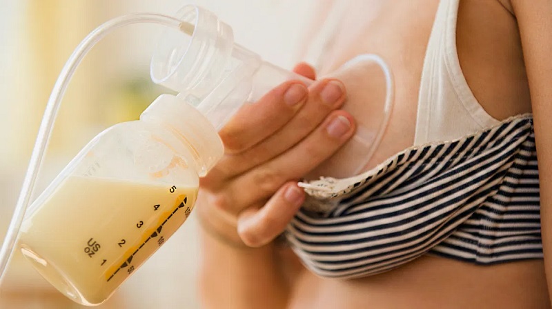 Khi Sữa Mẹ Màu Vàng Có Cho Con Bú Được Không?