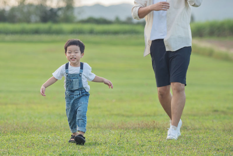 Trẻ vận động thể lực cường độ cao dễ bị tiết mồ hôi tạo điều kiện cho nấm phát triển 