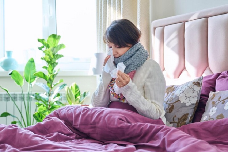 Nhiễm khuẩn hậu sản là một trong những nguyên nhân khiến phụ nữ sau sinh người lúc nóng lúc lạnh