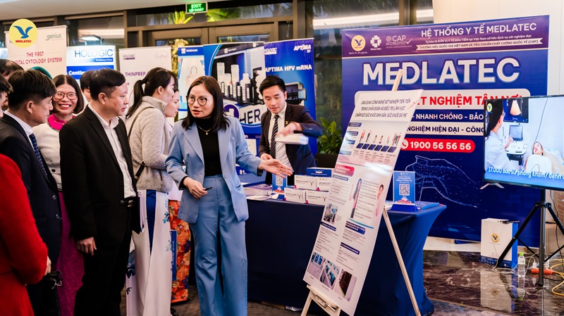 TS.BS Trịnh Thị Quế - Giám đốc Trung tâm Xét nghiệm MEDLATEC báo cáo trên poster tại gian hàng