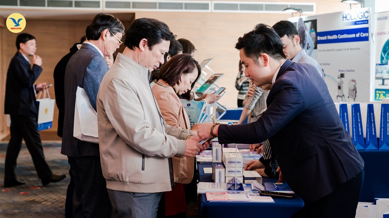 Gian hàng của MEDLATEC thu hút nhiều đại biểu tham quan, tìm hiểu dịch vụ