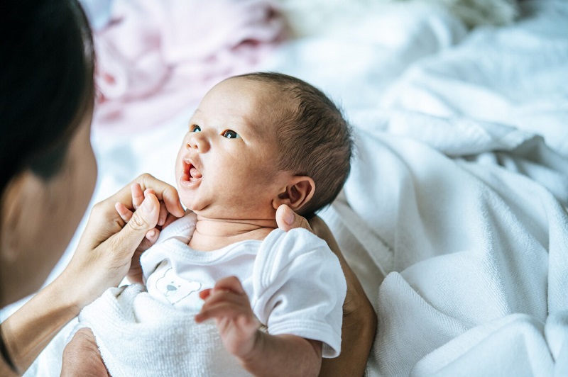 Trẻ sơ sinh bị nấc xảy ra khi trẻ bị kích thích và co thắt không tự chủ vùng cơ hoành và cơ liên sườn