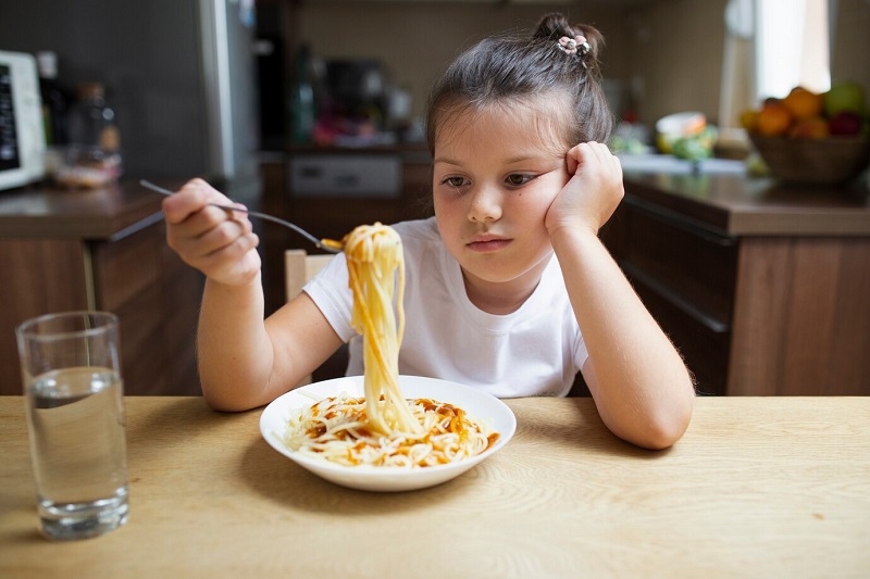 Chế độ ăn thiếu hụt chất dinh dưỡng cũng là nguyên nhân khiến trẻ bị chảy máu cam