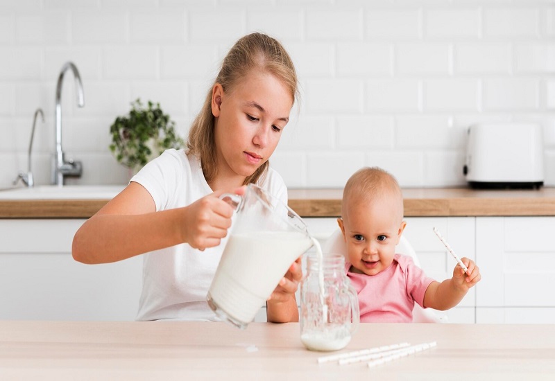 Có thể thêm men vi sinh vào sữa hoặc cho trẻ uống trực tiếp