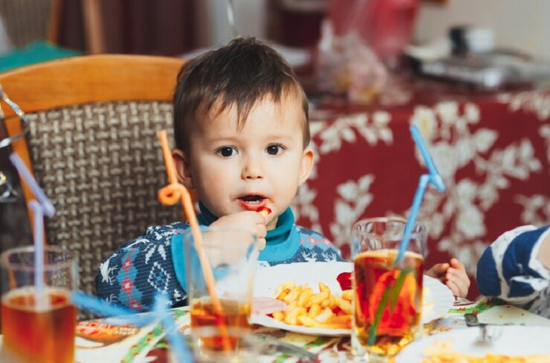 Chế độ ăn thiếu chất xơ là nguyên nhân chính khiến trẻ 1 tuổi bị táo bón