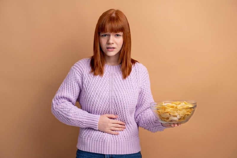 Người bị đau bụng cấp tính cần có chế độ ăn lành mạnh để tránh kích thích triệu chứng trở nên nghiêm trọng hơn