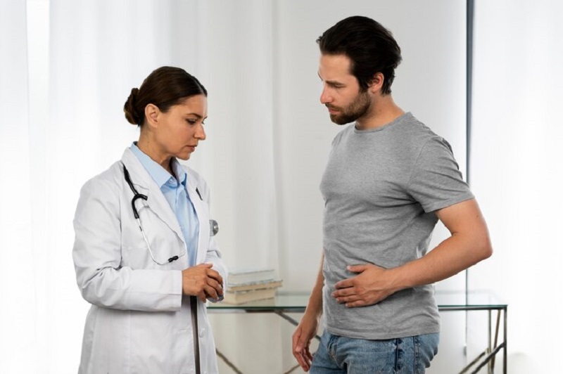 Người bị đau bụng mạn tính cần sớm khám bác sĩ chuyên khoa để tìm ra nguyên nhân và kịp thời điều trị hiệu quả