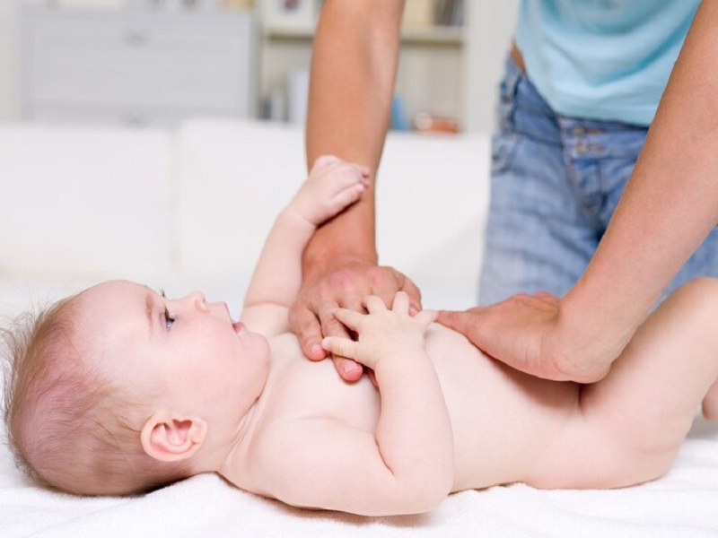 Massage bụng giúp hỗ trợ trị táo bón cho trẻ sơ sinh 1 tháng tuổi