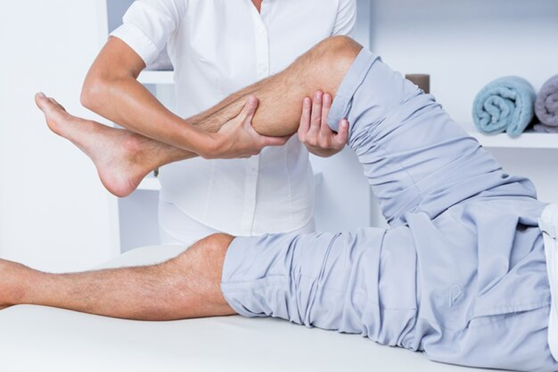 Điều trị đau nhức xương cẳng chân bằng cách tập vật lý trị liệu 