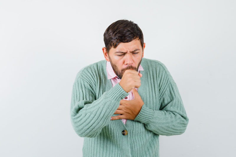 Đau ngực kiểu màng phổi xuất hiện khi bạn hít thở sâu hoặc ho