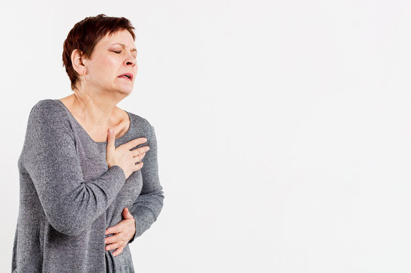 Bệnh nhân bị tràn dịch màng phổi cũng xuất hiện những cơn đau ngực khó chịu