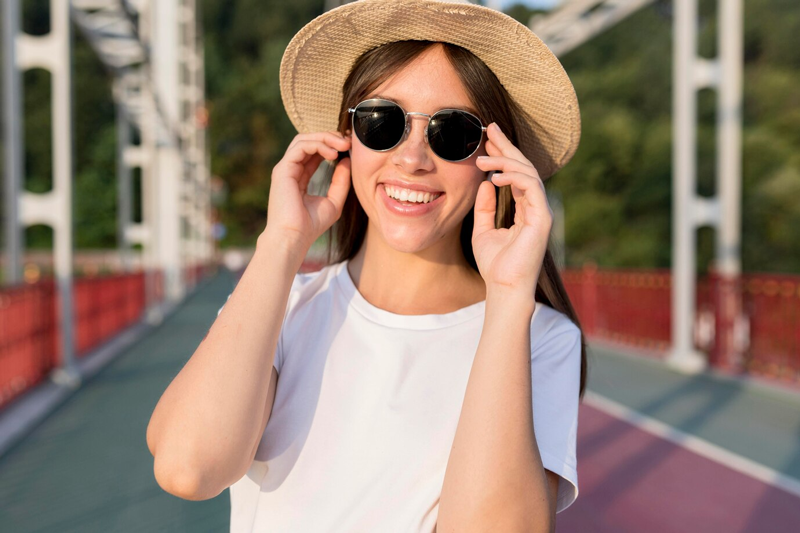 Luôn bảo vệ mắt khi đi ra ngoài và dưới trời nắng bằng cách đeo kính râm
