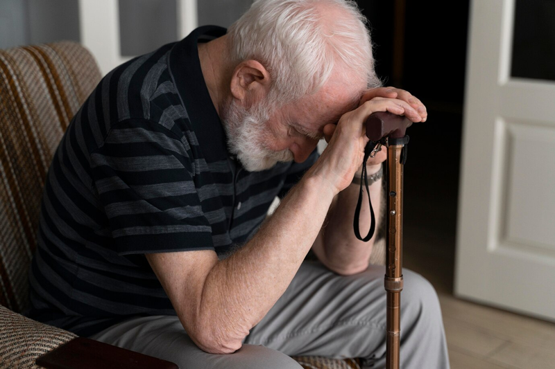 Người già tiểu tiện mất tự chủ do nhiều nguyên nhân như tinh thần không ổn định