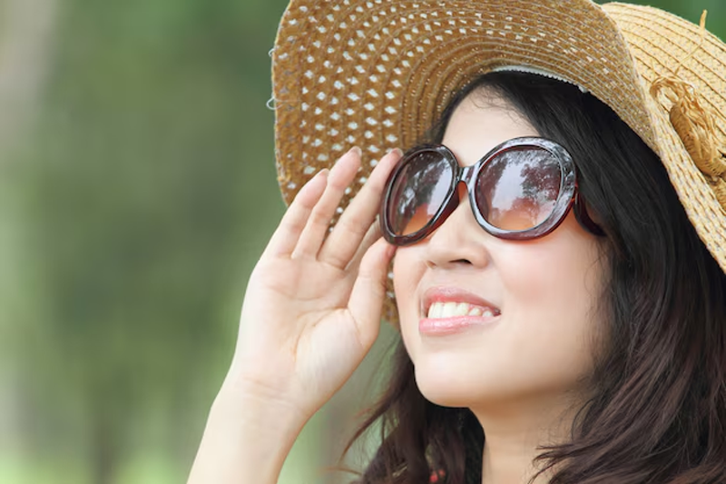 Đeo kính râm bảo vệ mắt trước tác hại của tia UV và bụi bẩn 