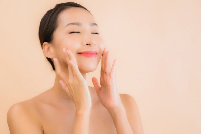 Sau khi tẩy da chết cần dùng kem dưỡng ẩm để cân bằng và làm dịu da 