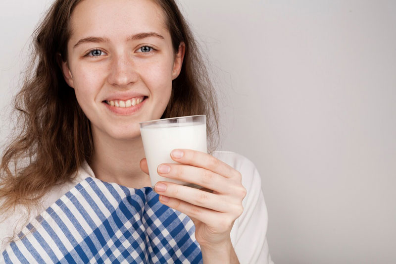 Một cốc sữa ấm có thể làm dịu cơn đau dạ dày khi ăn cay nhanh chóng