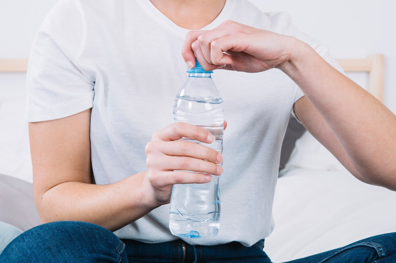 Uống nhiều nước cũng là cách giúp cải thiện các vấn đề về da do viêm nhiễm