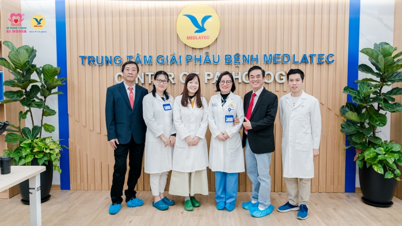 Đại diện Ban lãnh đạo Hệ thống Y khoa Ái Nghĩa tham quan cơ sở vật chất Trung tâm Xét nghiệm MEDLATEC 