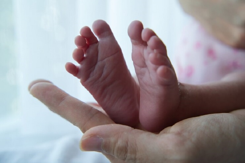 Sự phát triển chưa hoàn thiện của hệ thần kinh là nguyên nhân khiến trẻ sơ sinh ra mồ hôi tay chân