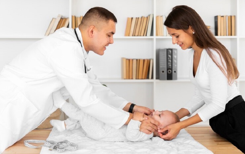 Nếu nghi ngờ trẻ sơ sinh ra mồ hôi tay chân bất thường cha mẹ nên cho trẻ thăm khám bác sĩ chuyên khoa