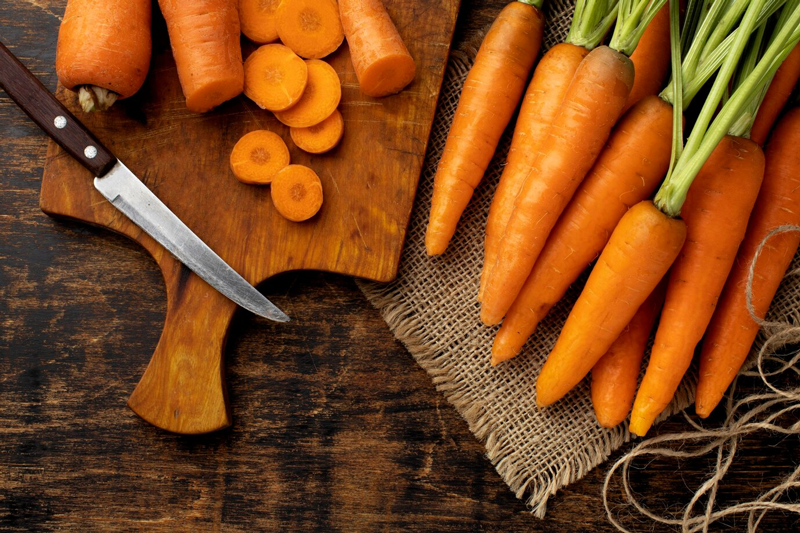 Bị tiêu chảy có thể ăn cà rốt, hồng xiêm, ổi,… để cải thiện tình trạng 