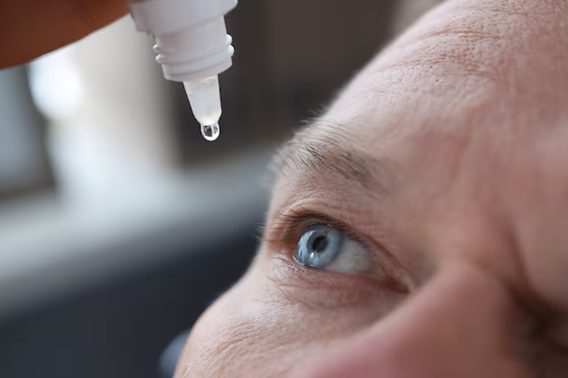 Dùng Oflovid để nhỏ hoặc tra vào mắt cần điều trị