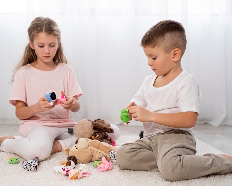 Trẻ chơi chung đồ chơi có thể lây nhiễm bệnh