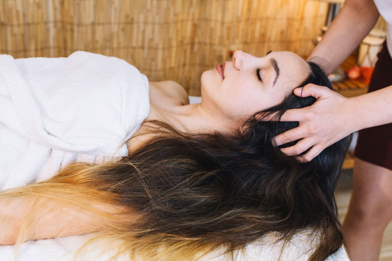 Bạn nên massage da đầu nhẹ nhàng giúp khí huyết dưới da đầu lưu thông hiệu quả hơn 