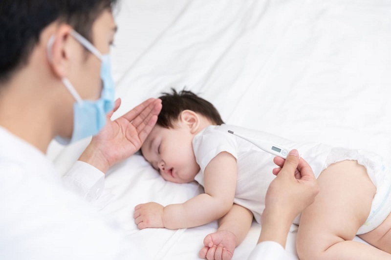 Tình trạng em bé bị sốt siêu vi : Nguyên nhân, triệu chứng và cách giúp giảm sốt