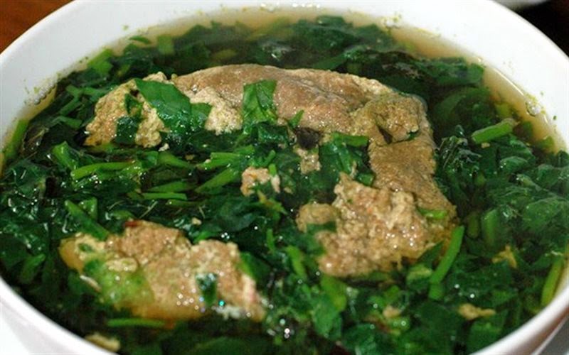 Canh cua có mùi chua, mùi hôi hoặc mùi vị lạ chứng tỏ đã bị hỏng 