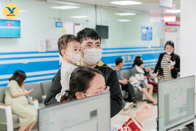 Cha mẹ nên đưa trẻ đi khám theo lịch trình để bác sĩ theo dõi, đánh giá và có hướng điều trị