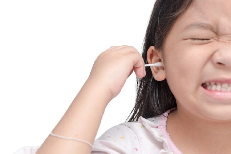 Trẻ có thể thủng màng nhĩ do vệ sinh tai sai cách