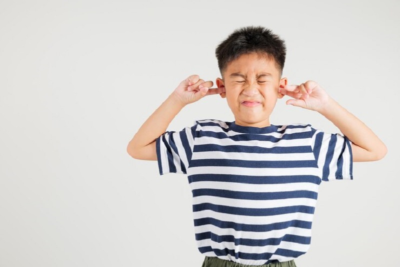 Nghe kém và có tiếng ù trong tai rất có thể là dấu hiệu thủng màng nhĩ ở trẻ
