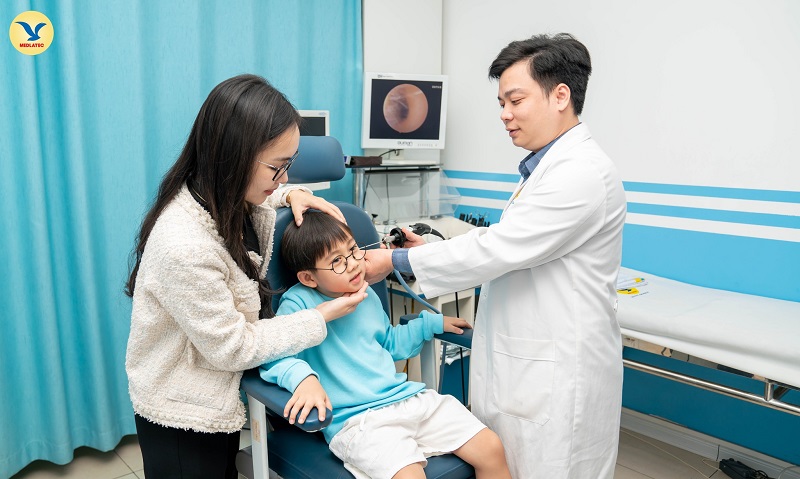 Khi nghi ngờ dấu hiệu thủng màng nhĩ ở trẻ cha mẹ cần cho con khám chuyên khoa để đánh giá đúng
