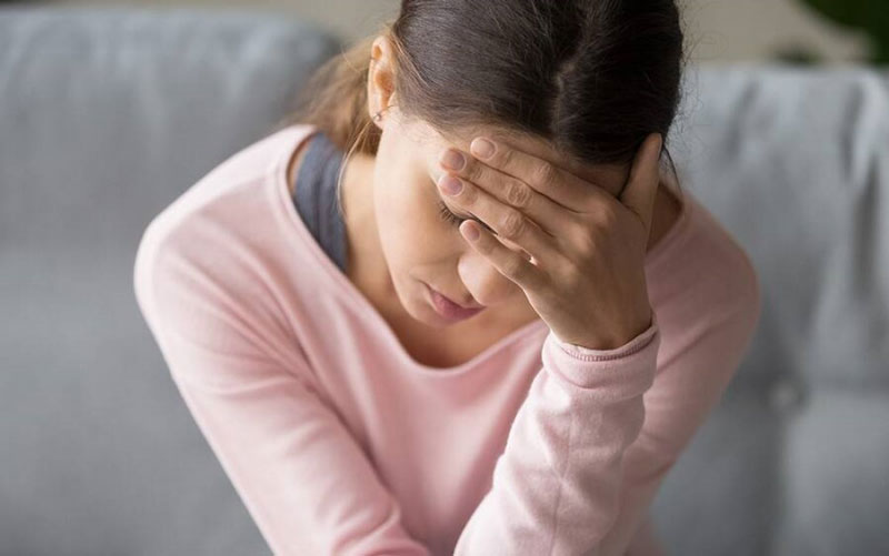 Tại sao phụ nữ sau sinh hay bị đau đầu?