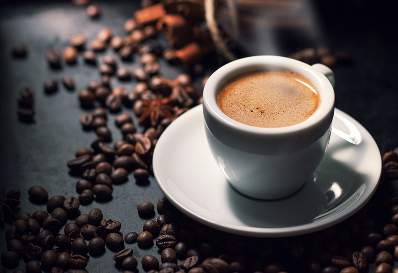 Huyết áp cao có ảnh hưởng đến việc uống cà phê hay không?