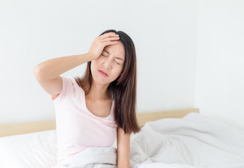 Có những yếu tố nào khác có thể gây ra đau nửa đầu migraine ngoài ánh sáng màn hình và căng thẳng?
