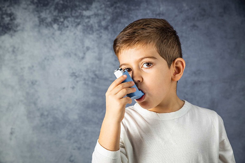Có những yếu tố ngoại vi nào có liên quan đến nguyên nhân gây hen suyễn ở trẻ em?
