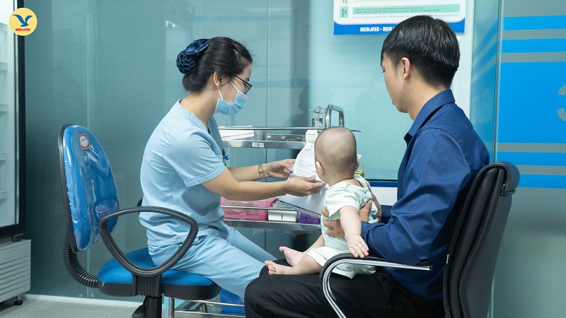 Cha mẹ tin tưởng lựa chọn dịch vụ tiêm chủng tại Trung tâm Tiêm chủng MEDLATEC 