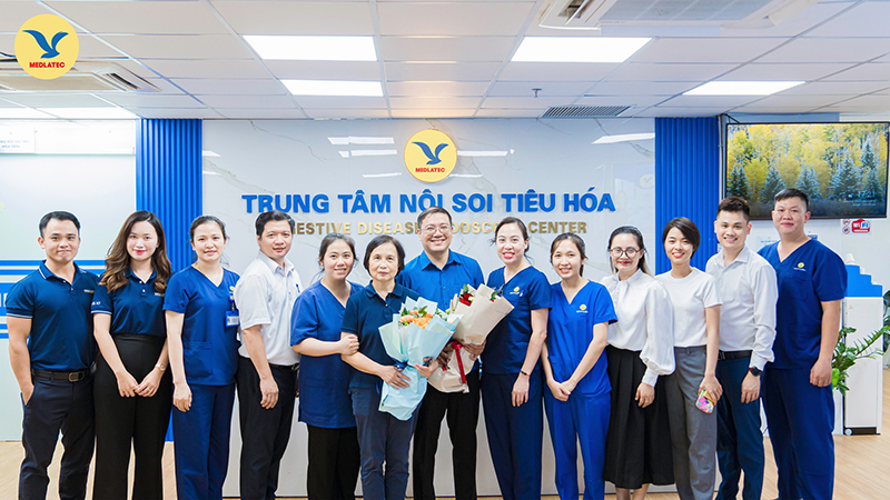 PGS. Vân Hồng chụp hình cùng các đồng nghiệp tại Trung tâm Nội soi Tiêu hóa, Hệ thống Y tế MEDLATEC 