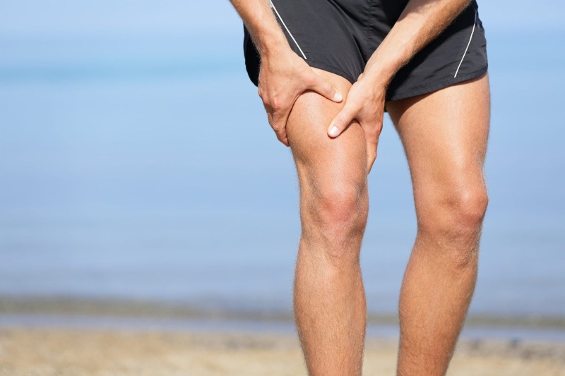 Cách phòng ngừa đau bắp chân khi đá bóng là gì?
