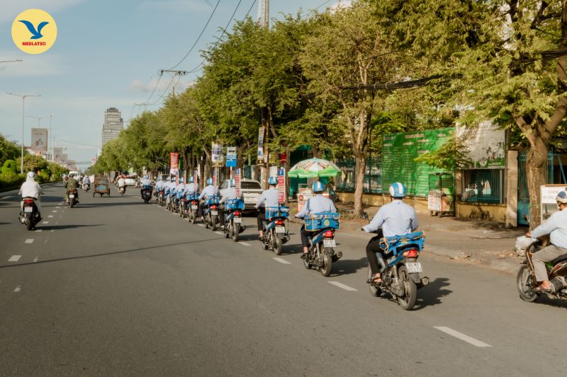 Đội ngũ cán bộ lấy mẫu xét nghiệm tận nơi luôn là những người đi đầu, mang đến cho người dân dịch vụ y tế chất lượng cao kèm theo sự tiện lợi