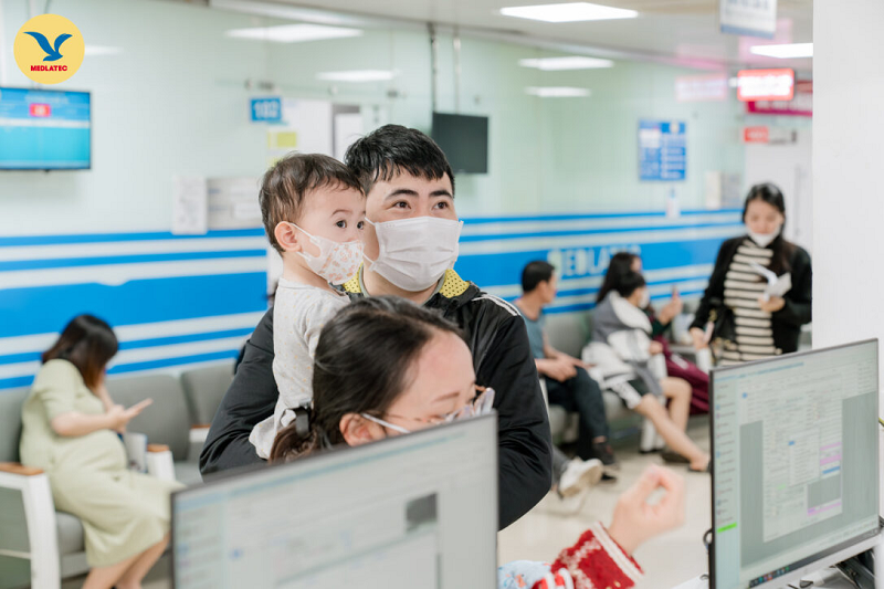 Trẻ có dấu hiệu nghi ngờ viêm phế quản phổi cần được khám bác sĩ chuyên khoa càng sớm càng tốt 